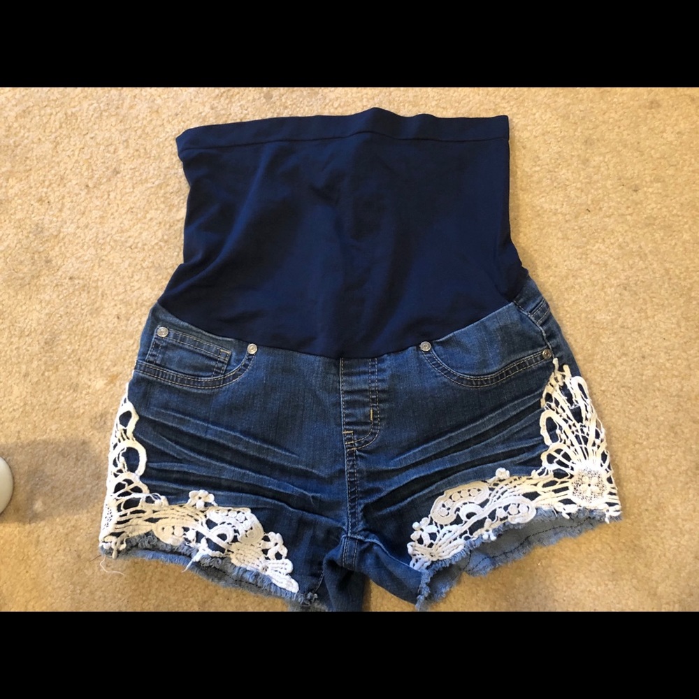 Beautiful Lacey jean maternity shorts size small